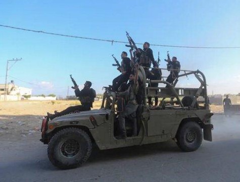 Pejuang Palestina menggunakan mobil militer Israel. (Foto : Internet).