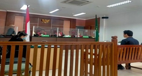 Joko alias Anok, pemilik konter ponsel Lucky Star di Komplek Lucky Plaza. (Foto : Dokumentasi).
