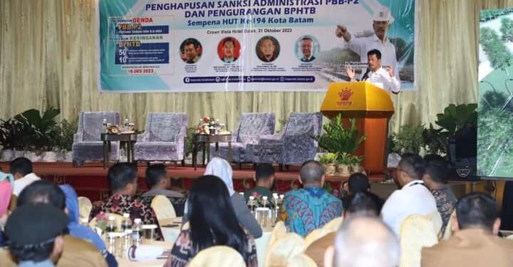 Walikota batam muhammad Rudi mensosialisasikan penghapusan saksi administrasi PBB-P2 dan BPHTB, (Foto/Dokumentasi)