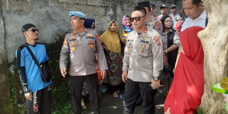 turun-ke-lokasi-banjir-mencirim-kapolres-binjai-serahkan-bantuan_3uk7Bi02gv