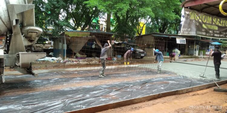 pekerjaan proyek pembangunan semenisasi di Perumahan Graha Nusa Permai, Ruko Cikitsu. (Foto : Ikhsan).