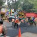 Para pekerja dari Dinas Bina Marga dan Sumber Daya Air melakukan perbaikan jalan. (Foto : Ikhsan).