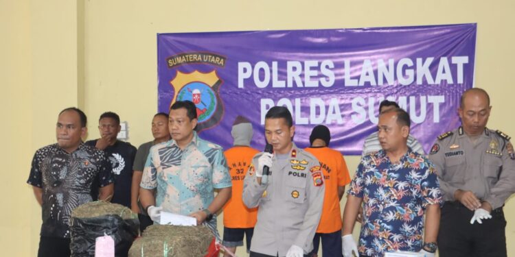 MZ dan APH yang menjadi pengedar narkotika jenis sabu. (Foto : Humas Polres Langkat).