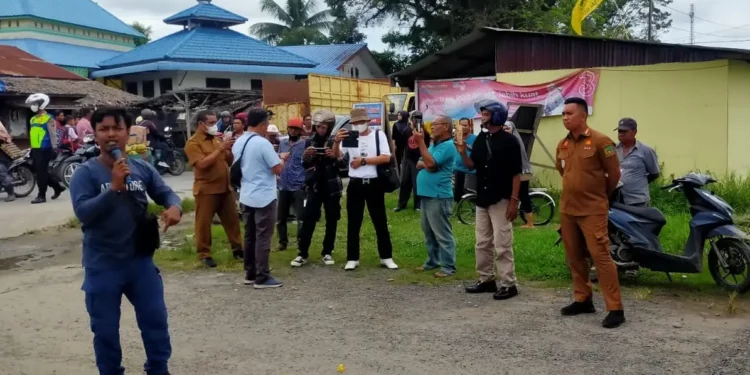 Wahyu Ridhoni (24) warga Tanjung Pura menggelar aksi demo tunggal. (Foto/Net).