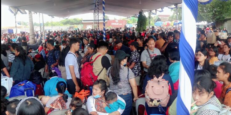 Penumpang memadati pelabuhan domistik di Batam. (Foto/Humas).