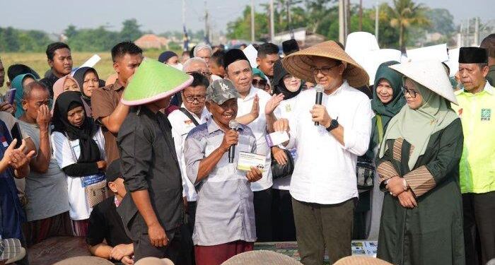 Anies Baswedan Kampanye di Brebes Temui Petani Bawang. (Foto/Net).