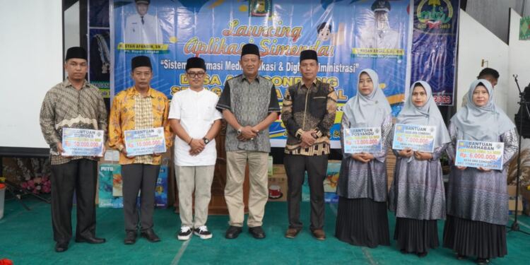 Plt Bupati Langkat Lauching Aplikasi Simendai Miliki Desa Ara Condong. (Foto/Diskominfo).