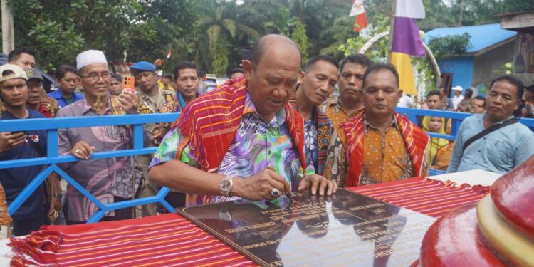 Plt Bupati Langkat Resmikan Tugu Sembiring Pandia di Batang Serangan. (Foto/Diskominfo).