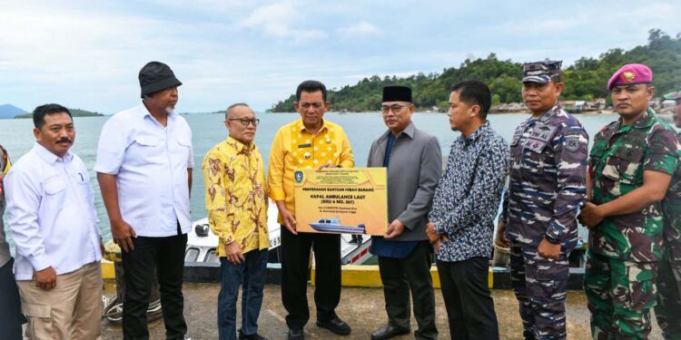 Gubernur Kepri Serahkan Dua Unit Kapal Ambulance Laut di Lingga. (Foto/Diskominfo).