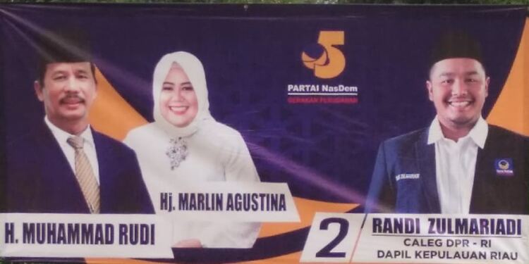Spanduk atau alat peraga kampanye partai NasDem berfoto Marlin Agustina. (Foto/Ikhsan).
