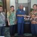 Plt. Bupati Langkat H. Syah Afandin, SH menyerahkan mobil dinas. (Foto/Diskominfo).