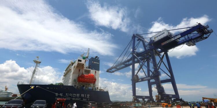 Alat canggih pengangkut barang di pelabuhan Batu Ampar. (Foto/Humas).