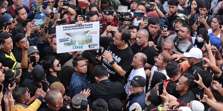 Kampanye di Pontianak, Anies Tawarkan Tiga Program Mendukung Pedagang Pasar. (Foto/Nnet).