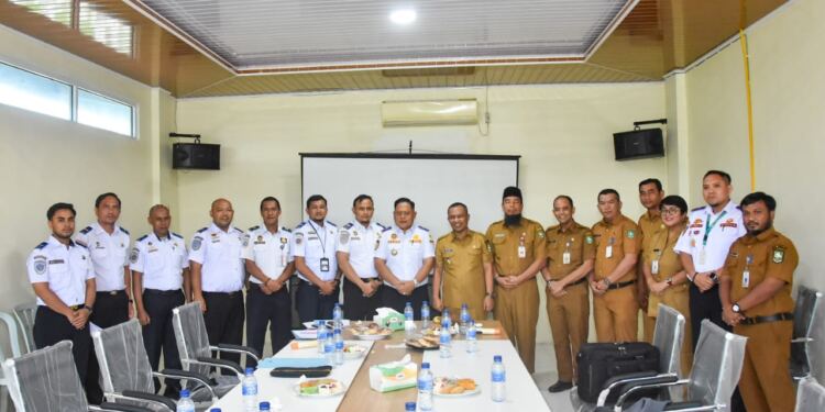 Wakil Bupati H Bagus Santoso bersama Kepala Kesyahbandaran. (Foto/Diskominfo).