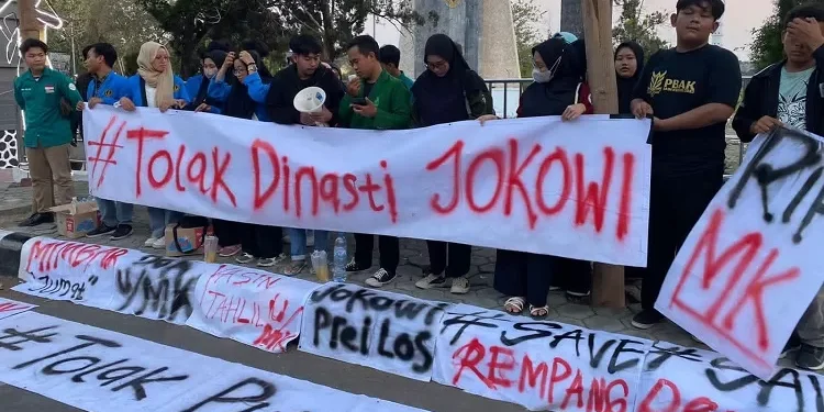 Aksi penolakan terhadap politik Dinasti diberbagai daerah dilakukan mahasiswa. (Foto/Net).