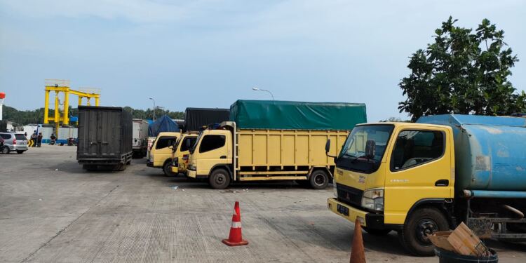 Sejumlah truk bermuatan sarat sedang antre menunggu keberangkatan di pelabuhan roro Telaga Punggur. (Foto/Ikhsan).
