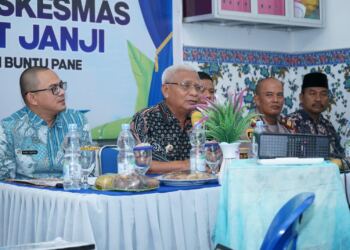 Bupati Asahan H. Surya, BSc menyerahkan alat kesehatan. (Poto/Sabungan).