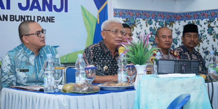 Bupati Asahan H. Surya, BSc menyerahkan alat kesehatan. (Poto/Sabungan).