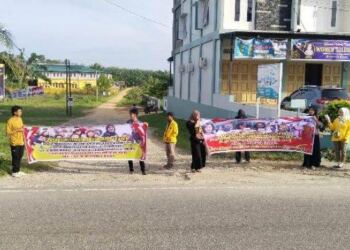 Mahasiswa STAI Aceh Tamiang Brosur Testimoni Pemilu Damai. (Foto/Nnet).