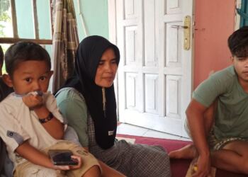 Keluarga korban kecelakaan kerja Ibu Elis komalasari (53thn). (Poto/Wawan).