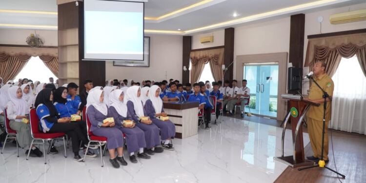Plt Bupati Langkat H. Syah Afandin, SH menghadiri seminar. (Foto/Diskominfo).