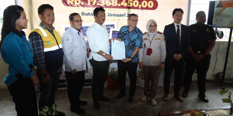 Kepala BP Batam, Muhammad Rudi melepas ekspor perdana komoditas kepiting. (Foto/Humas).