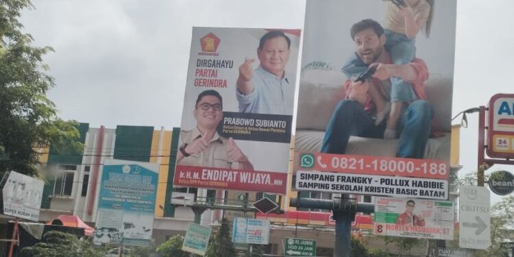 Salah satu baliho kampanye yang belum diciturunkan oleh pemiliknya. (Foto/Jasniwati).