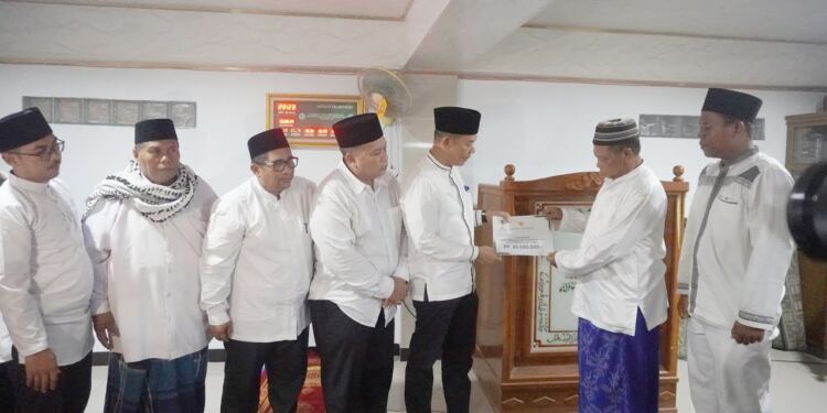Sekdakab Langkat Mewakili Pj Bupati Safari Ramadhan di Masjid Nurul Muslimin. (Foto/Diskominfo).