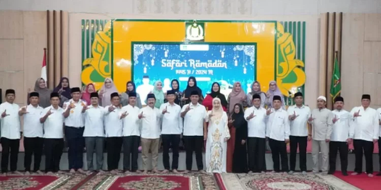 Pj Bupati Langkat Dan Pj Ketua TP PKK Buka Bersama Tim. (Foto/Diskominfo).