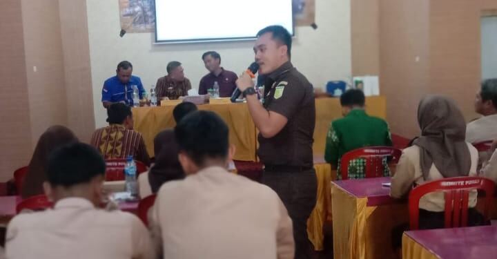 Kasubsi Intel Kejari Sukadana Rizky Ramadhan. (Foto/Nova).