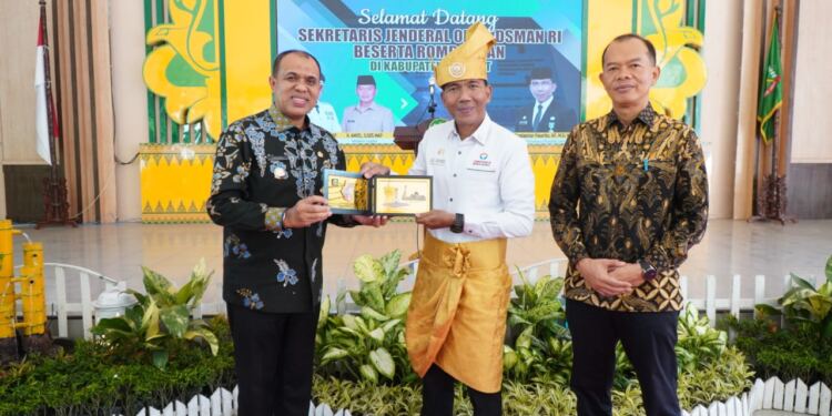 Pj Bupati Langkat H.M. Faisal Hasrimy menyambut Sekjen Ombudsman RI. (Foto/Kominfo).