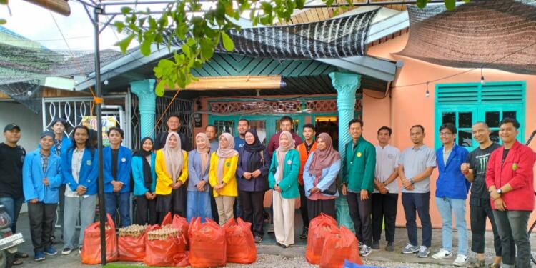 Aliansi Mahasiswa Riau Gelar Bakti Sosial Bagikan Sembako di Panti Asuhan Pekanbaru. (Foto/Darwis).