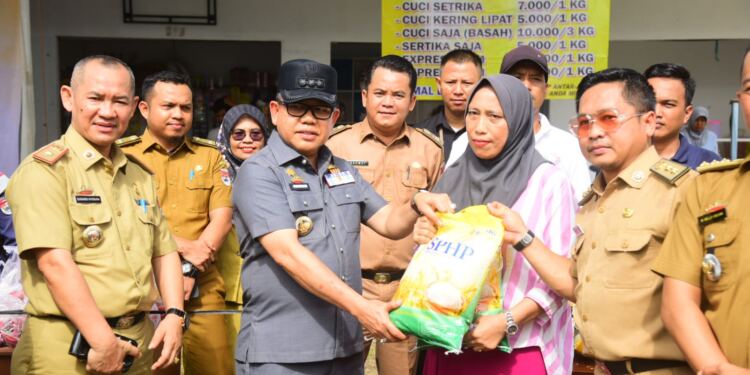 Pj) Bupati Mesuji Dr. Drs. Sulpakar, M.M. meninjau secara langsung Operasi Pasar . (Foto/Masderik).
