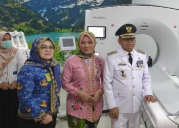Bupati Dawam Membesuk Pasian DBD Di RS Umum Sukadana. (Foto/Nova).