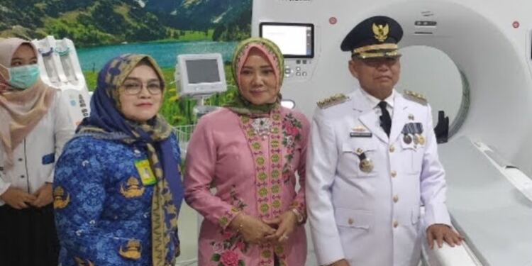 Bupati Dawam Membesuk Pasian DBD Di RS Umum Sukadana. (Foto/Nova).