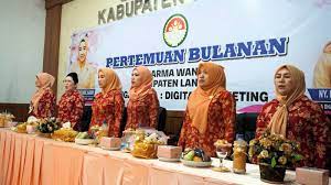 Ny. Uke Retno Faisal Hasrimy Menghadiri Arisan dan Pertemuan Bulanan.(Foto/Diskominfo).