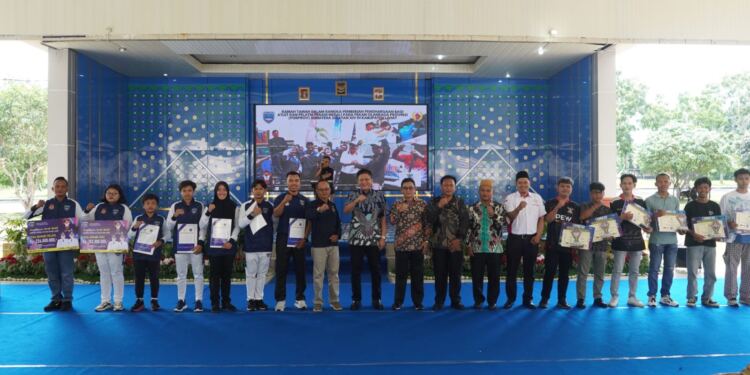 Bupati OKU Timur Ir. H. Lanosin, M.T. foto bersama antlit olahraga. (Foto/Yesianti).