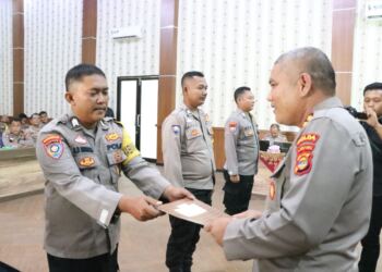 3 Personel Bhabinkamtibmas Polres Tulang Bawang Dapat Reward. (Foto/Maria).