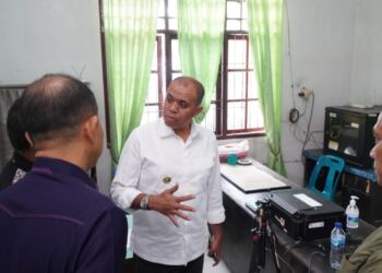 M. Faisal Hasrimy, AP., M.AP selaku Pj Bupati Langkat sidak di kantor Camat. (Foto/Diskominfo).