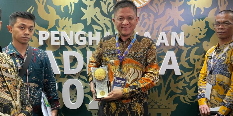 Bupati OKU Timur Ir. H. Lanosin, M.T hadir langsung pada penyerahan.(Foto/Diskominfo).