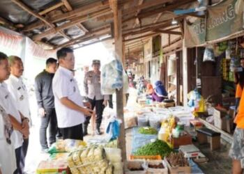 Pj Bupati Tubaba Gelar Gerakan Pangan Murah di Pasar Tradisional Daya Murni. (Foto/Masderik).