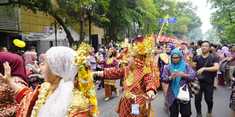 Ketua Dekranasda OKU Timur Saksikan Parade Kriya dan Kirab Budaya. (Foto/Yesianti).