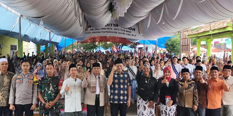 Bupati OKU Timur Ir. H. Lanosin, M.T dan Ketua DPRD OKU Timur H. Beni Defitson. (Foto/Yesianti).