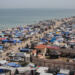 Tenda pengungsian warga Palestina di pantai Deir al-Balah di Jalur Gaza. (Foto/Internet).
