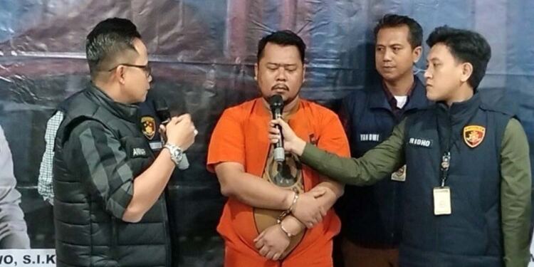 Tersangka polisi gadungan, Agus Heriyanto (tengah) saat dimintai keterangan dalam konferensi pers Polda Sumsel. (foto/net)