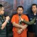 Tersangka polisi gadungan, Agus Heriyanto (tengah) saat dimintai keterangan dalam konferensi pers Polda Sumsel. (foto/net)