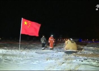 Pengambilan sampel batu dari bulan oleh astronout China. (foto/net)