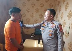 Kapolsek Sukarame, Kompol Rohmawan dan tersangka. (Foto/Dokumentasi).