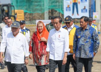 Presiden Joko Widodo (Jokowi) meninjau proyek pengendalian banjir dan rob tahap II Semarang. (foto/net)