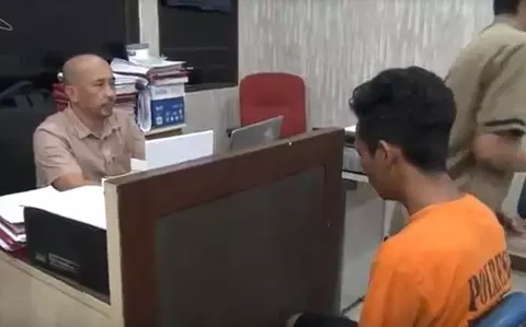 Tersangka TS saat di periksa oleh penyidik Polresta Barelang. (Foto/Dokumentasi).